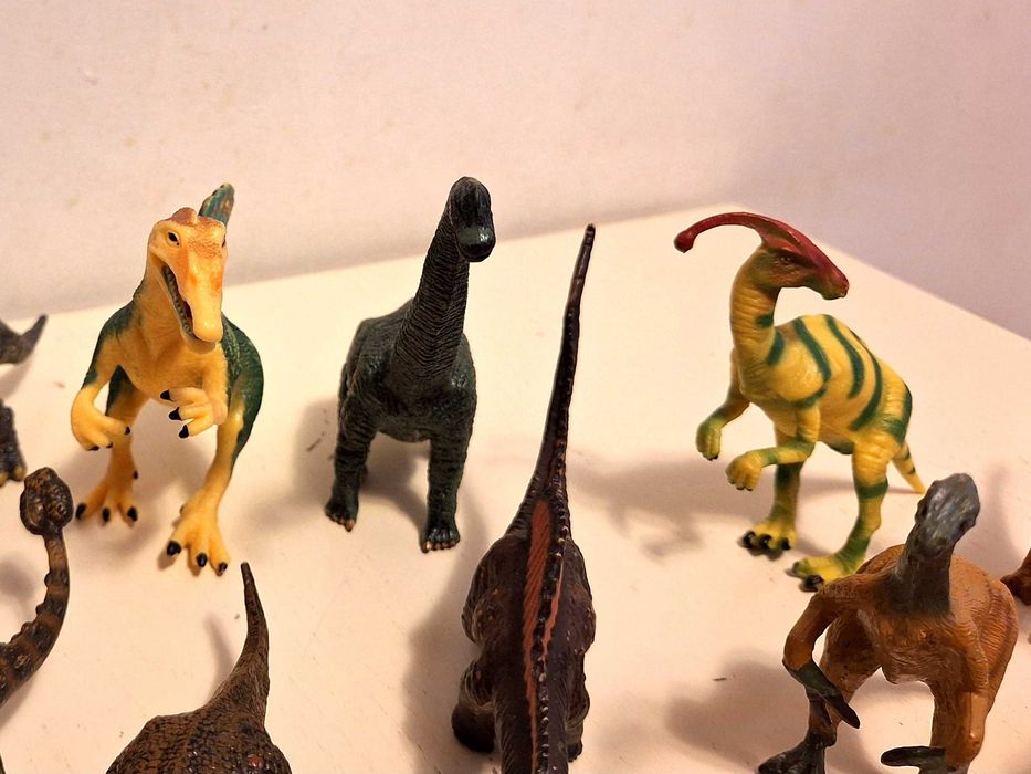 21 de figurine dinozauri din plastic, de colecție