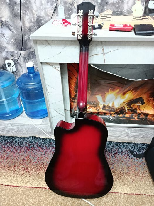 Продам гитару + чехол в подарок