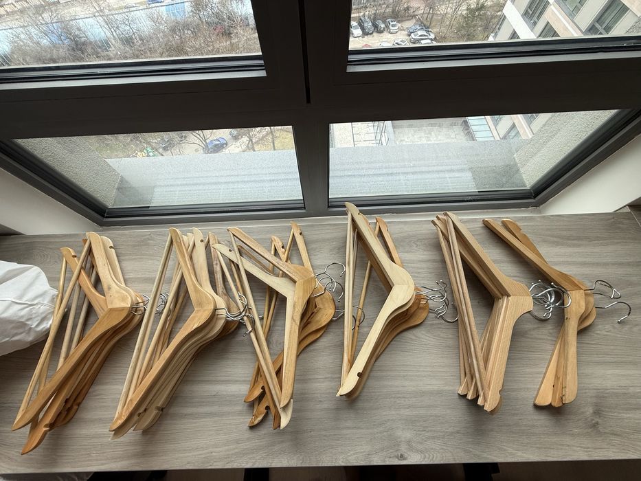 Дървени закачалки – общо 51 бр.