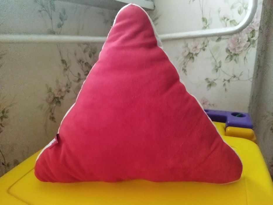 Подушка  "Малыш в машине", новый.