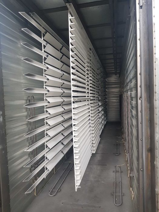 Сигнальные столбики и дорожные знаки