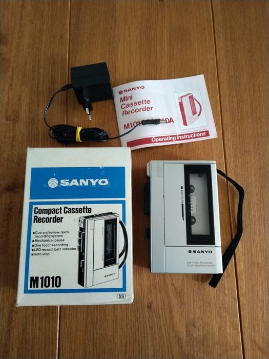 Продавам малък винтидж преносим японски касетофон Sanyo M1010