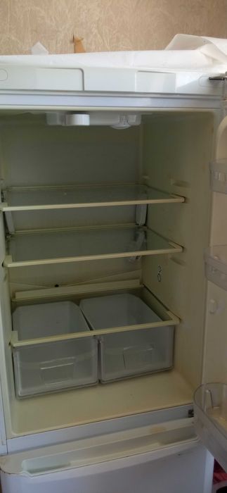 Хладилник с фризер INDESIT