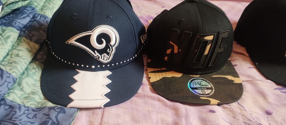 De vânzare șepci originale noi