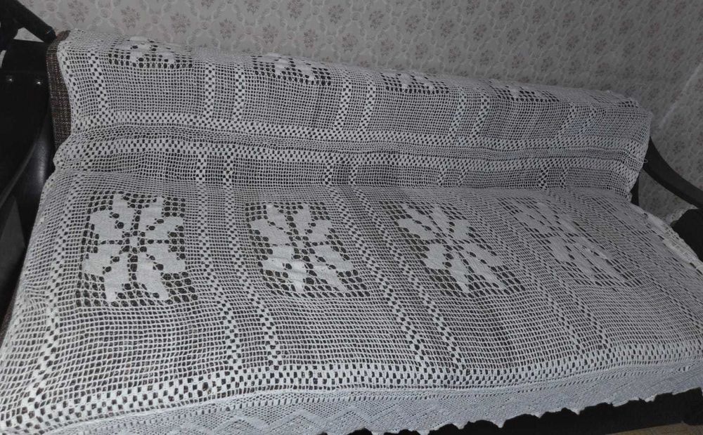 Cuvertură lucrată manual cu croșeta