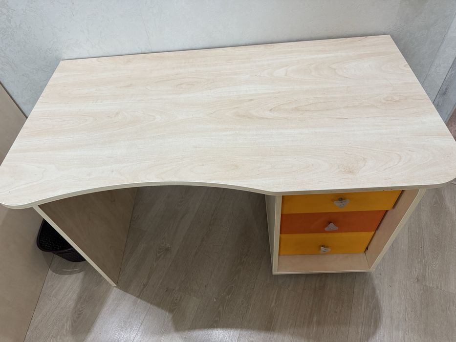 Стол письменный и шкаф для книг