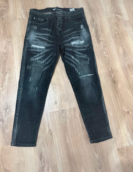 Blugi noi fara eticheta