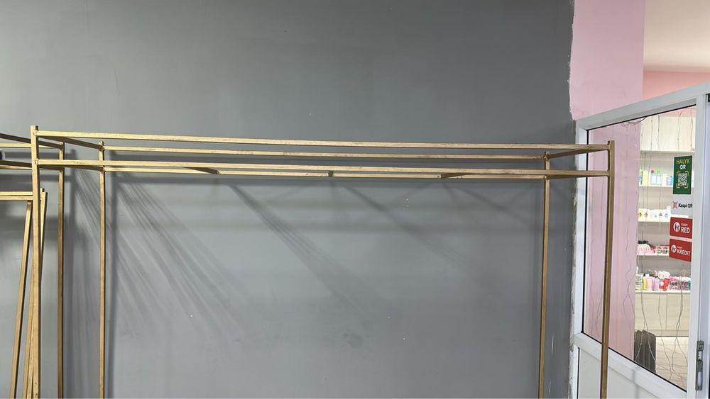 Рейлы золотистые для магазина одежды