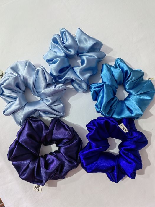 Скрънчи, дантела и сатен