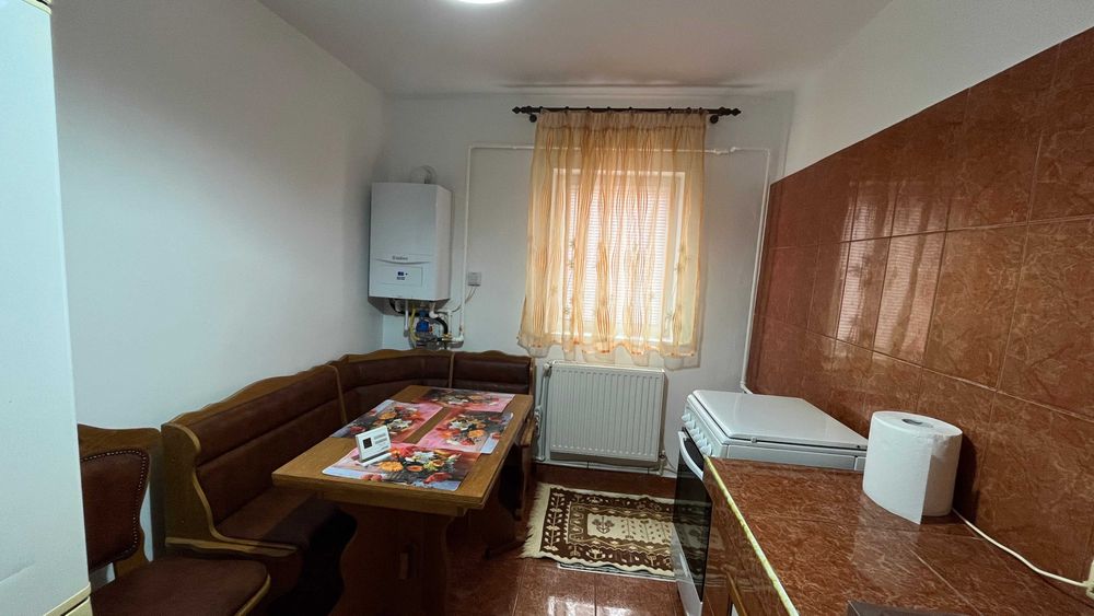 Închiriez apartament 3 camere