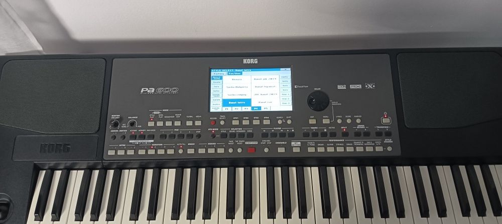 Vând korg pa600 cu set și stativ inclus