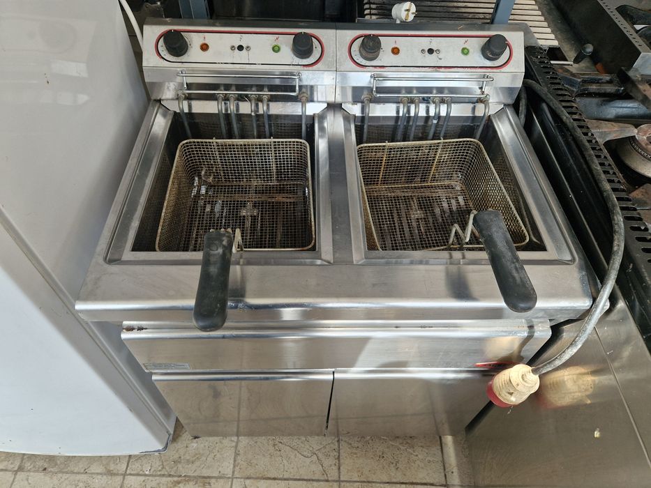 Friteuza 1 sau 2 cuve inox, la 380v, cu banc și robinet de golire