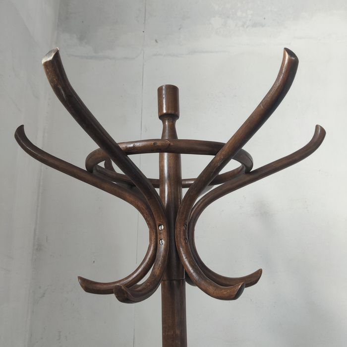 Дървена закачалка