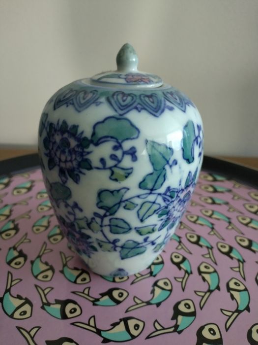 Керамичен съд от Япония с дизайн на цветя