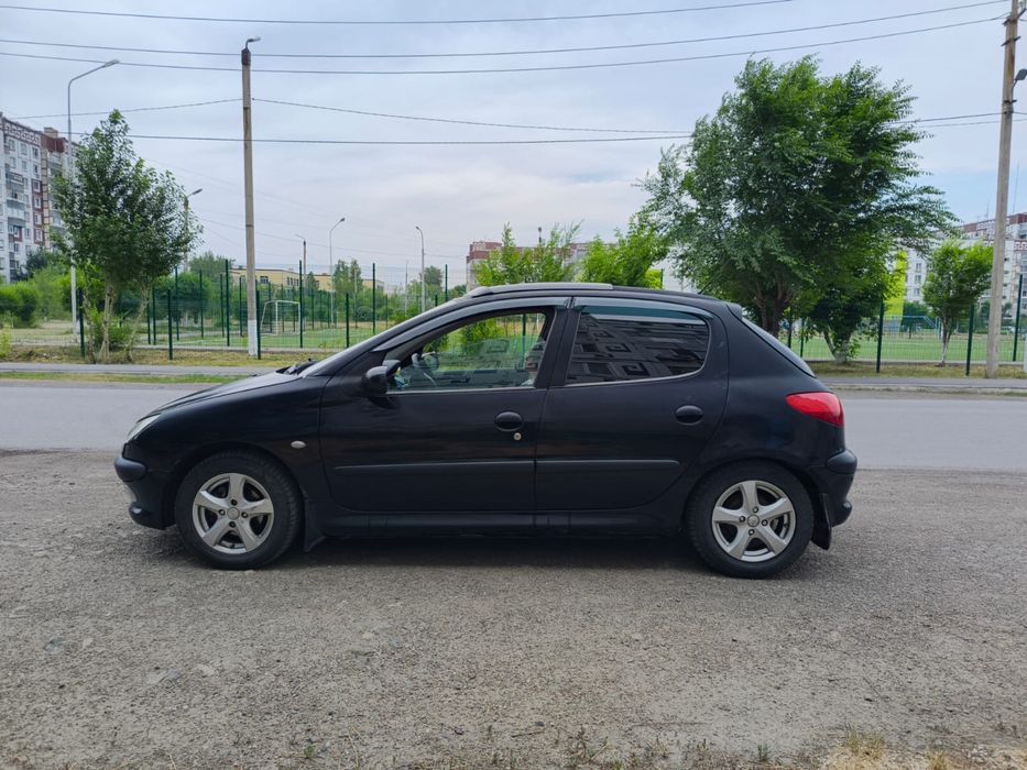 Машина Peugeot 206