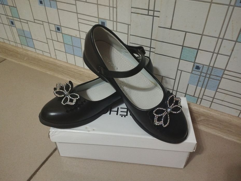 Продам школьные туфли