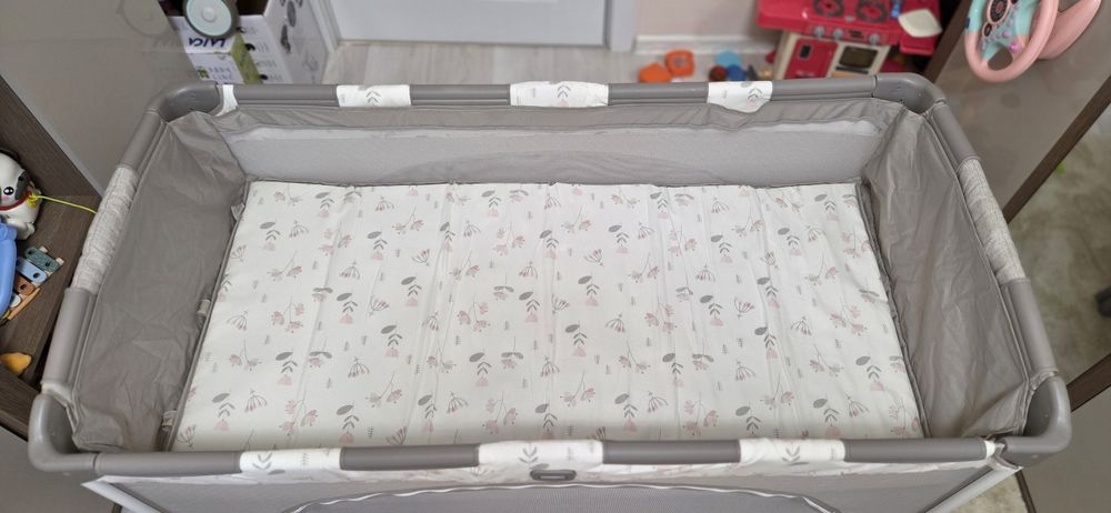 Joie Patut pliant cu 2 niveluri Allura 120 cm, Flowers Forever + salteluta Jysk