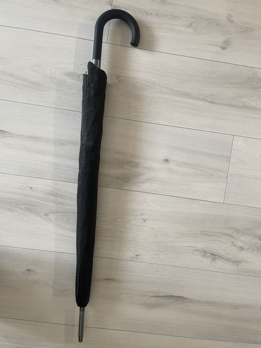 Высокий черный зонт