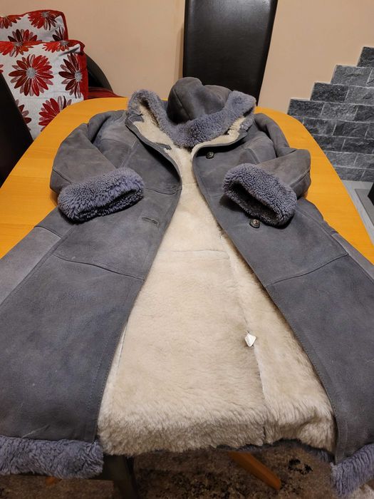Cojoc natutal, model vechi, bine intretinut, culoarea gri, marimea 4