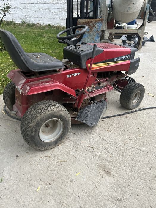 Tractoras tuns iarba murray