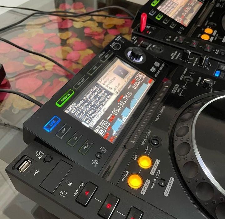 Pioneer CDJ 2000players / flightcases