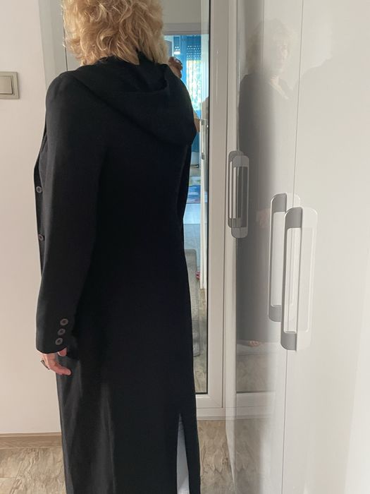 Дълго черно есенно палто