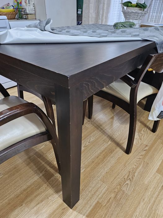 Разтегателена  маса от тъмно дърво