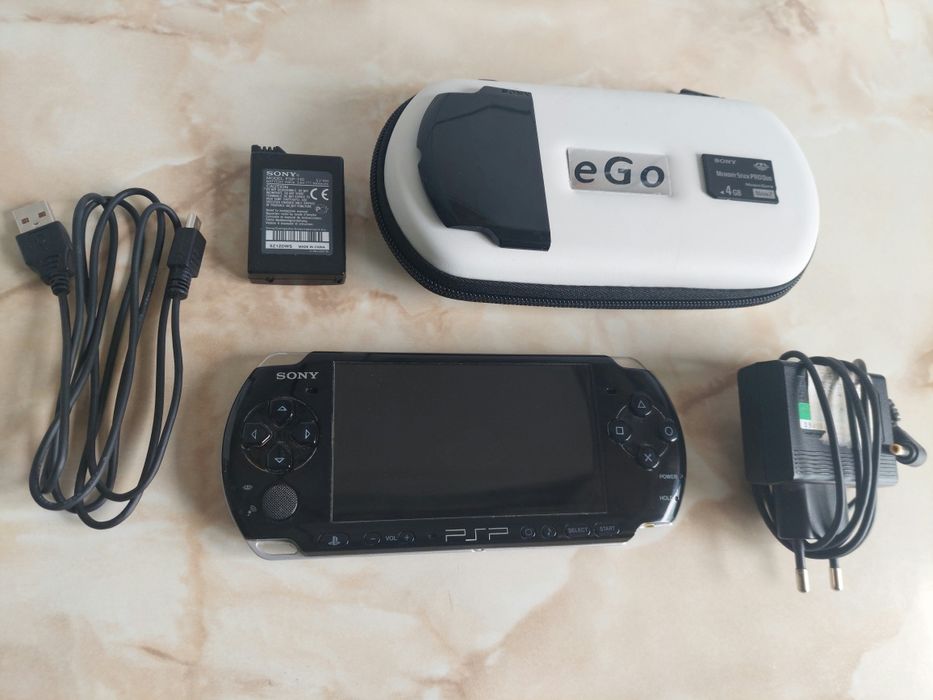 [PSP] Vând consolă SONY PSP Slim&Lite 3004 Piano Black MODATĂ + accesorii //poze reale