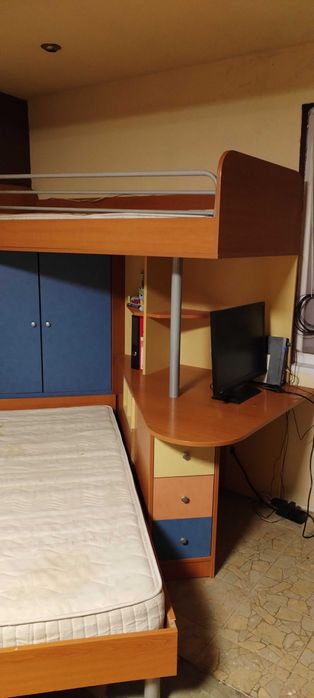 Двуетажно легло с бюро и гардероб