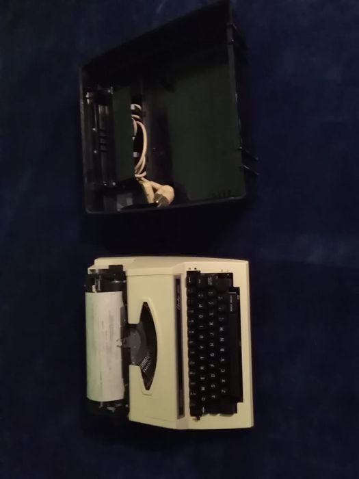 Masină de scris vintage functională - electrică