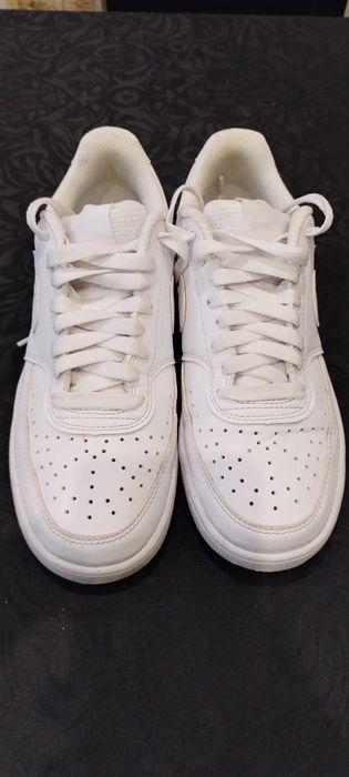 Бели кожени кецове NIKE COURT VISION LOW NN