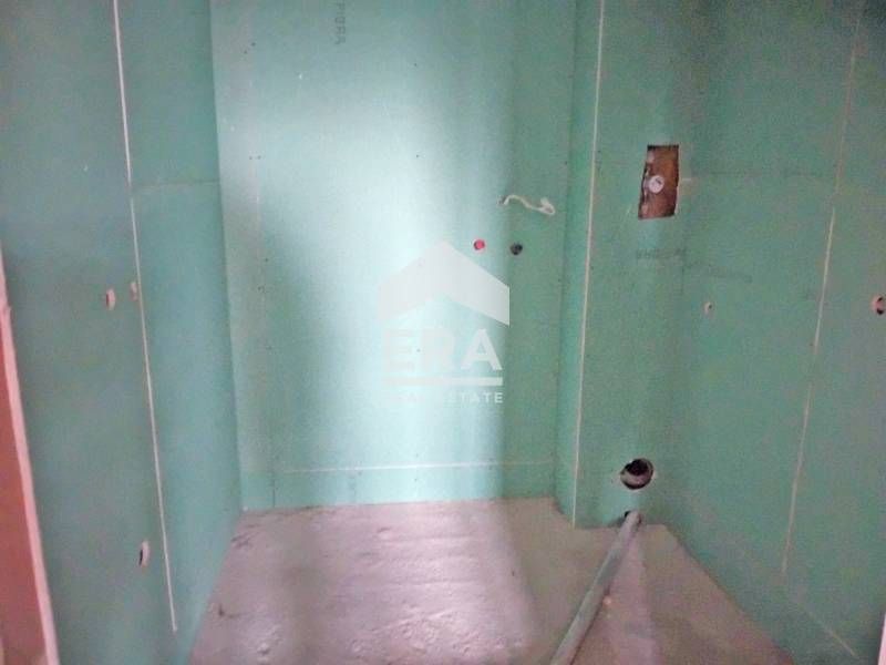 Просторен  три спален апартамент в готова сграда с включено парко мяст