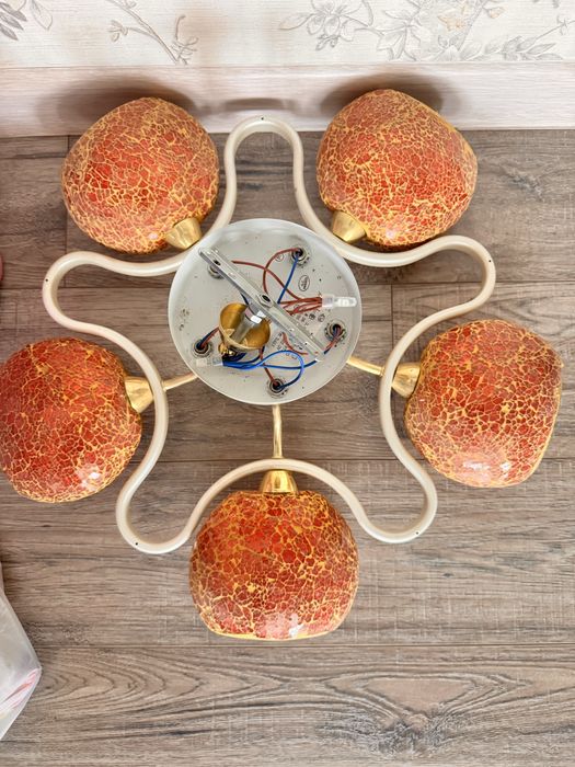 Продам люстры и бра.