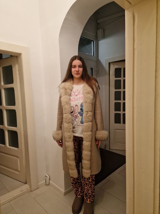 palton bej, de calitate foarte buna,cu blanita naturala  l