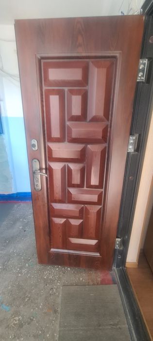 Продам входную дверь