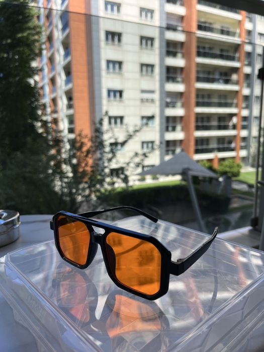 Ochelari de soare cu design modern și urban, cu ramă neagră și lentile verzi ,maro ,portolii si albastri
