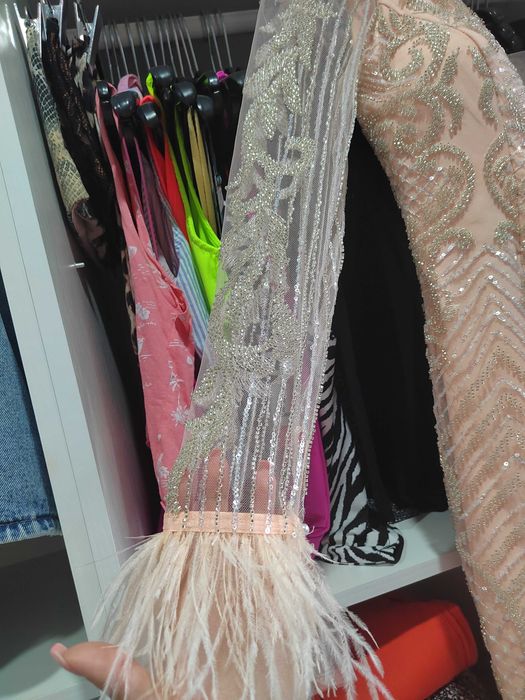 Рокля с дантела от камъни