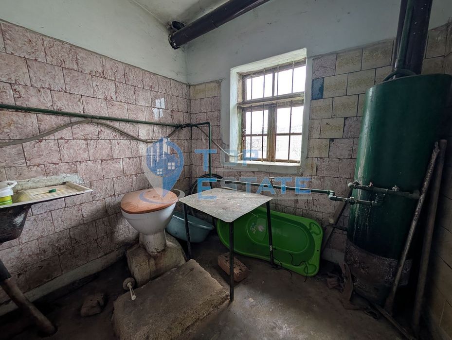 Едноетажна къща с вътрешна баня и кладенец в село Джулюница