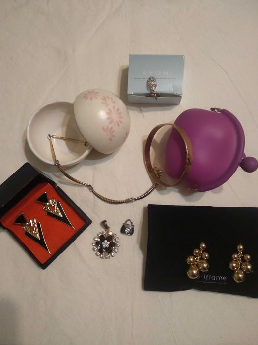 Лот от колиета,обици,гривни