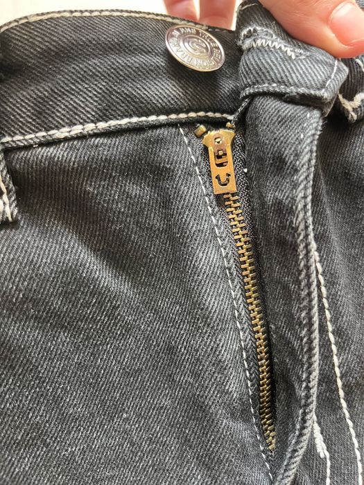 blugi True Religion,calitate foarte buna,cusături impecabile mărimea 32 buni pentru o persoană înaltă,mai slabă în talie  fit casual preț negociabil