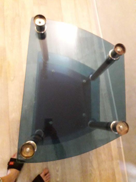 Тумбочка стеклянная для телевизора