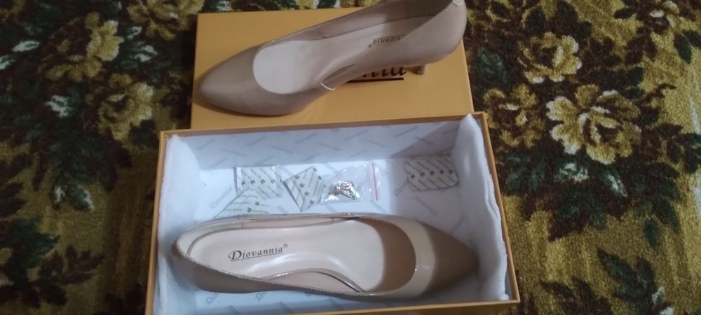 Бежевые туфли Djovannia