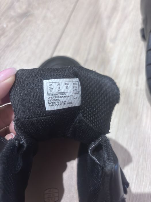 Обувки Clarks за деца