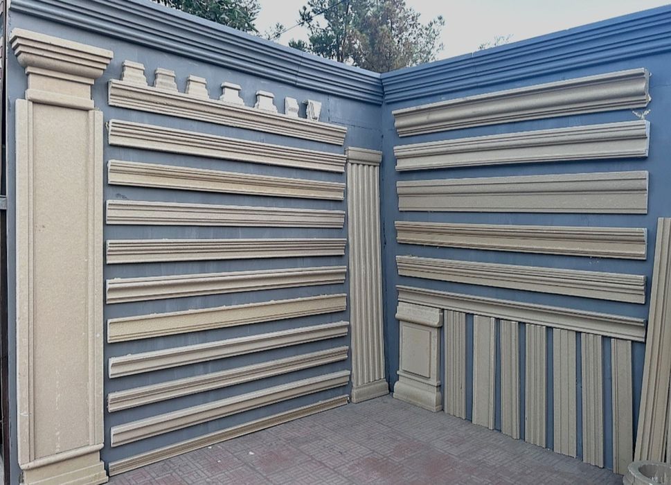 Тяги, карнизы, колонны и весь фасадный декор из пенополистирола.