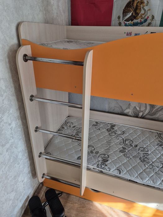 Продам детскую двухъярусную кровать