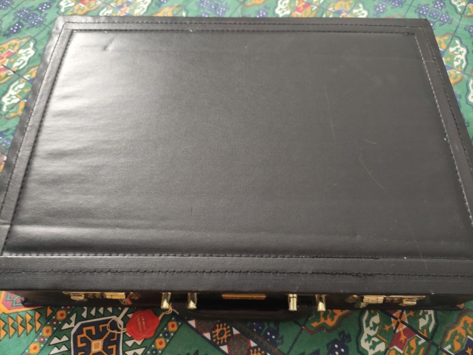 Столовые приборы в чемодане качество