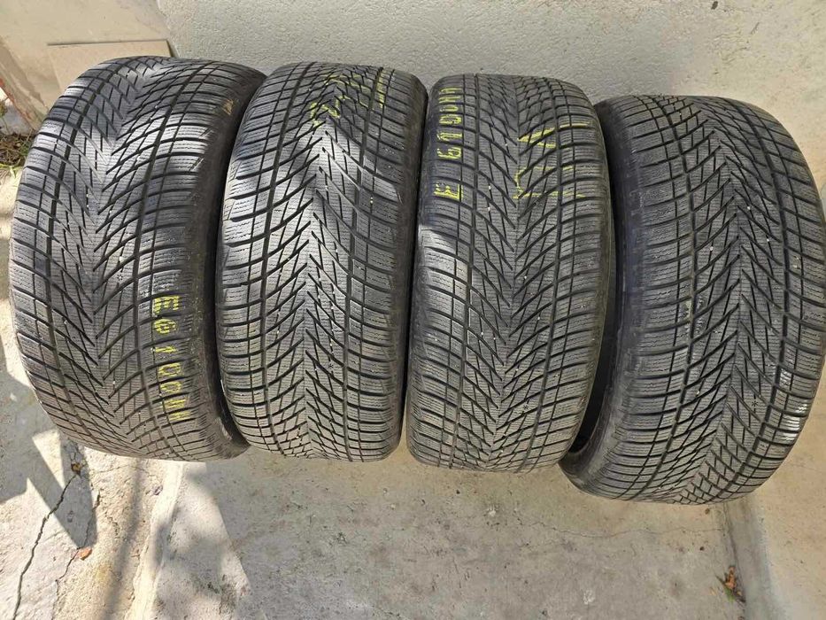 Гуми Зимни GOODYEAR Ultragrip Performance 3 255 40 R20 101 XL ДОТ 2023