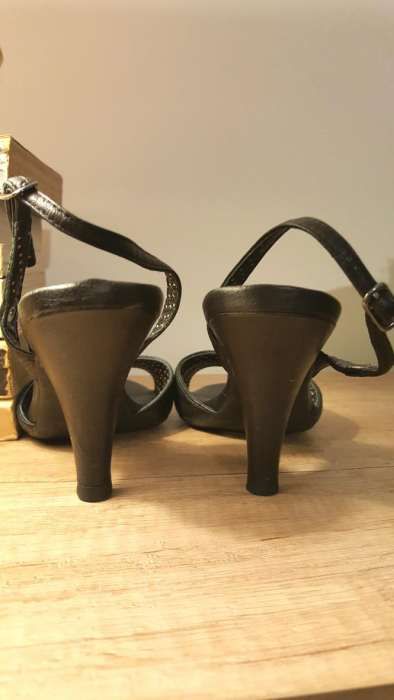 Sandale numar 36 merg chiar si 35 jumate fff mici si delicate