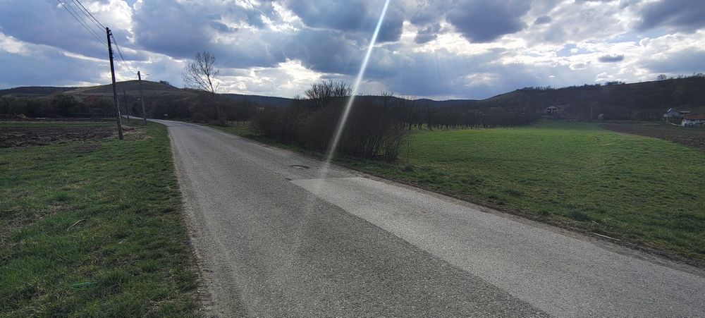 Teren extravilan situat intre case,intrare sat Maceu