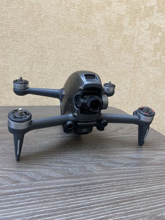 DJI FPV — оригинальный FPV-дрон DJI, квадрокоптер